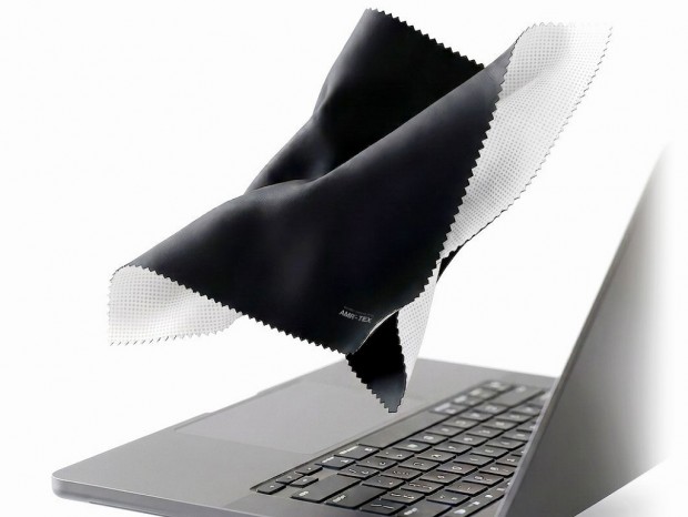 ノートPCの画面保護と画面拭き、さらにマウスパッドにもなる3-in-1クロス「GUARD CROSS PAD」