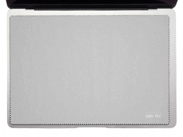 ノートPCの画面保護と画面拭き、さらにマウスパッドにもなる3-in-1クロス「GUARD CROSS PAD」
