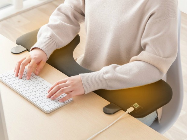 腕の冷えと負担を軽減。ヒーター内蔵リストレストがサンワダイレクトから
