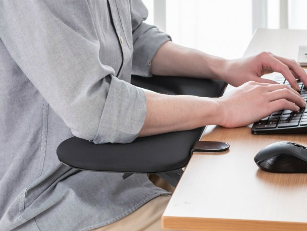 腕の冷えと負担を軽減。ヒーター内蔵リストレストがサンワダイレクトから