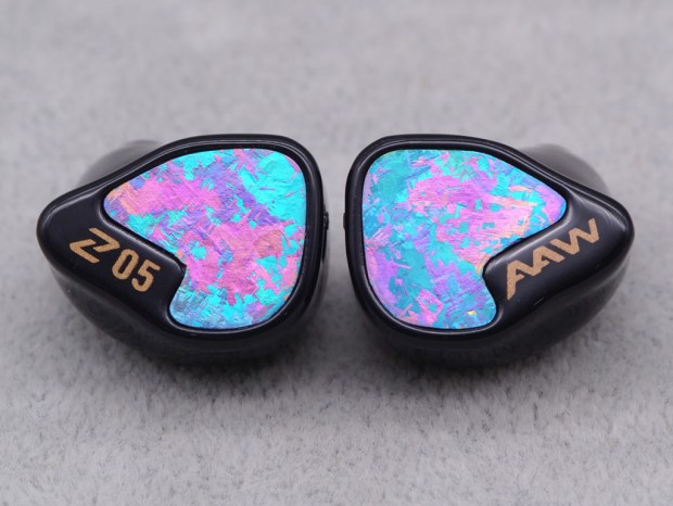 スイッチ操作で音質が変わる、AAWの5ドライバーハイブリッドIEM「Z05」
