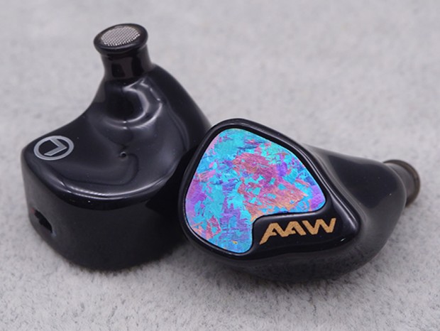 スイッチ操作で音質が変わる、AAWの5ドライバーハイブリッドIEM「Z05」